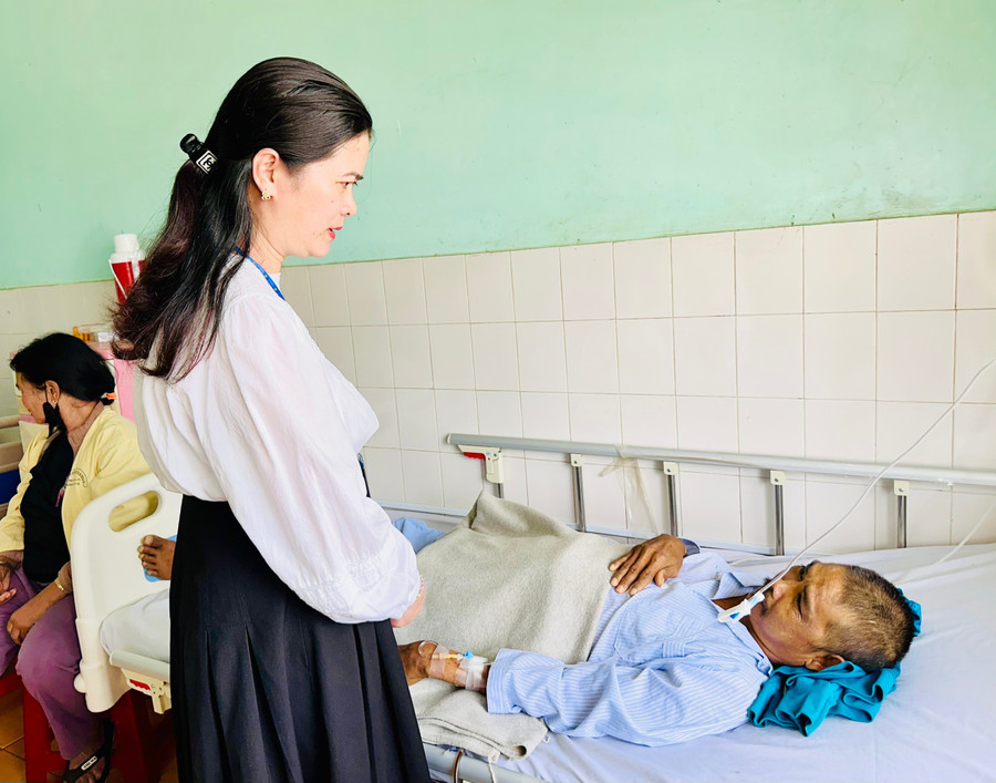 Đại diện Tổ Công tác xã hội (Bệnh viện đa khoa tỉnh) thăm hỏi bệnh nhân Than. Ảnh: Như Nguyện chi-nguyen-thi-nga-thanh-vien-to-cong-tac-xa-hoi-benh-vien-da-khoa-tinh-dong-vien-benh-nhan-ro-cham-ala-an-tam-dieu-tri-anh-nhu-nguyen.jpg