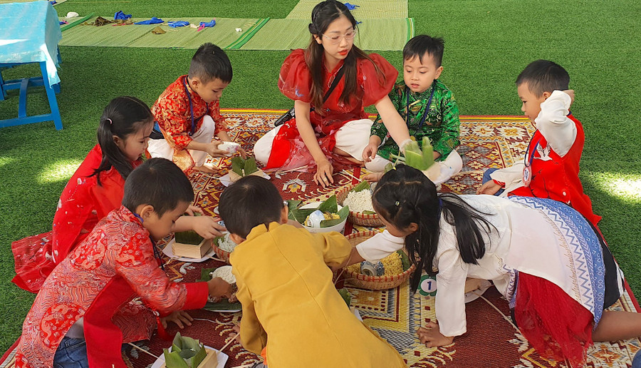Sở GD-ĐT vừa điều chỉnh, sửa đổi một số nội dung của Kế hoạch số 3111/KH-SGDĐT ngày 6-11-2024 của Sở về tuyển dụng viên chức năm 2024. Ảnh minh họa: M.T co-va-tro-truong-mam-non-hoa-phong-lan-phuong-hoa-lu-cung-trai-nghiem-goi-banh-chung-truyen-thong-anh-moc-tra.jpg