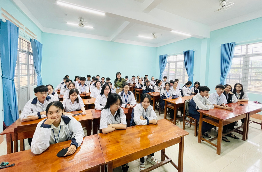 Việc ban hành Quyết định của UBND tỉnh Quy định về dạy thêm, học thêm trên địa bàn tỉnh Gia Lai là cần thiết. Ảnh: T.D co-va-tro-truong-thpt-hoang-hoa-tham-tp-pleiku-chuan-bi-day-du-cac-dieu-kien-va-kien-thuc-cho-ky-thi-tot-nghiep-thpt-nam-2025-anh-tran-dung.jpg