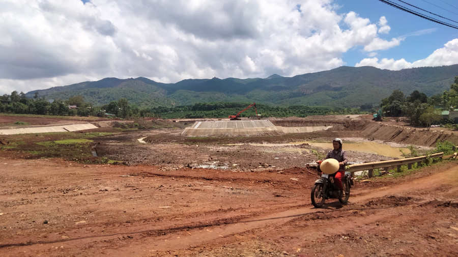 Quang cảnh thi công phía thượng lưu hồ thị trấn Phú Hòa, huyện Chư Păh, tỉnh Gia Lai. Ảnh: Hoàng Cư cpho18-5.jpg