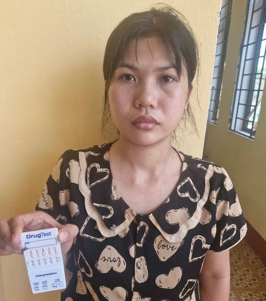 Đối tượng Hà bị bắt giữ về hành vi mua bán trái phép chất ma túy. Ảnh: Văn Đức doi-tuong-ha-bi-bat-giu-ve-hanh-vi-mua-ban-trai-phep-chat-ma-tuy-anh-van-duc.jpg