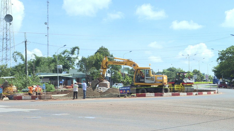 Đơn vị thi công phấn đấu hoàn thành việc phá dỡ vòng xuyến trước ngày 25-7-2025. Ảnh: Phi Long don-vi-thi-cong-tien-hanh-thao-do-vong-xuyen-tai-khu-vuc-ham-rong-thanh-pho-pleiku-anh-phi-long.jpg