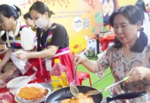 &apos;Biển người&apos; tham gia đêm hội văn hóa, ẩm thực Bình Định