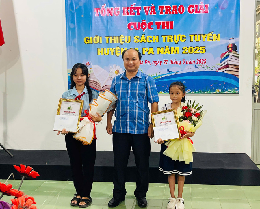 Ông Tô Văn Hữu (Trưởng phòng Văn hóa-Khoa học và Thông tin huyện Ia Pa) trao giải C cho các thí sinh. Ảnh: Vũ Chi gen-h-z6644062791681-7f6909ed3902ce70877062a301275b29.jpg