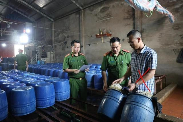 Chủ cơ sở sản xuất giá đỗ Nguyễn Văn Tân (áo kẻ) Chủ cơ sở sản xuất giá đỗ Nguyễn Văn Tân (áo kẻ)