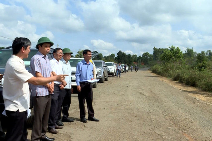 Ông Nguyễn Hữu Quế, Phó Chủ tịch UBND tỉnh Gia Lai, kiểm tra thực địa gói thầu đường liên huyện Mang Yang - Ia Pa. Ảnh: Hoài Nam/TTXVN Ông Nguyễn Hữu Quế, Phó Chủ tịch UBND tỉnh Gia Lai, kiểm tra thực địa gói thầu đường liên huyện Mang Yang - Ia Pa. Ảnh: Hoài Nam/TTXVN 1