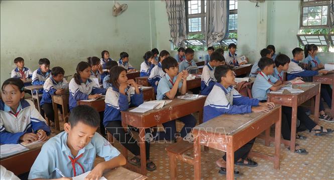 Mô hình dạy học 5 ngày/tuần được Trường THCS Trần Quốc Toản, huyện Phú Thiện (tỉnh Gia Lai) bố trí thời khoá biểu dạy và học một cách hợp lý. Ảnh: Hoài Nam/TTXVN 1
