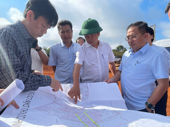 Ông Nguyễn Hữu Quế, Phó Chủ tịch UBND tỉnh Gia Lai, kiểm tra thực địa dự án đường Nguyễn Văn Linh (thành phố Pleiku). Ảnh: Hoài Nam/TTXVN Ông Nguyễn Hữu Quế, Phó Chủ tịch UBND tỉnh Gia Lai, kiểm tra thực địa dự án đường Nguyễn Văn Linh (thành phố Pleiku). Ảnh: Hoài Nam/TTXVN 2