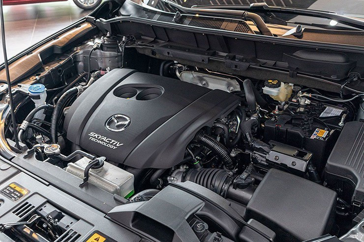 Động cơ mạnh mẽ, tiết kiệm nhiên liệu. Ảnh: ST gia-xe-mazda-cx-8-niem-yet-va-lan-banh-thang-5-2025-16-1747128554-275-width740height493.jpg