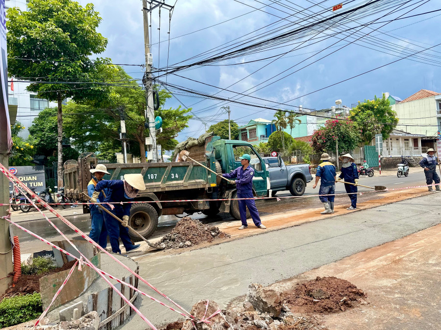 Hiện công trình đã hoàn thành phần dỡ dải phân cách và đổ bê tông nền đường. Ảnh: Hà Duy hien-cong-trinh-da-hoan-thanh-phan-do-dai-phan-cach-va-do-be-tong-nen-duong-anh-ha-duy.jpg