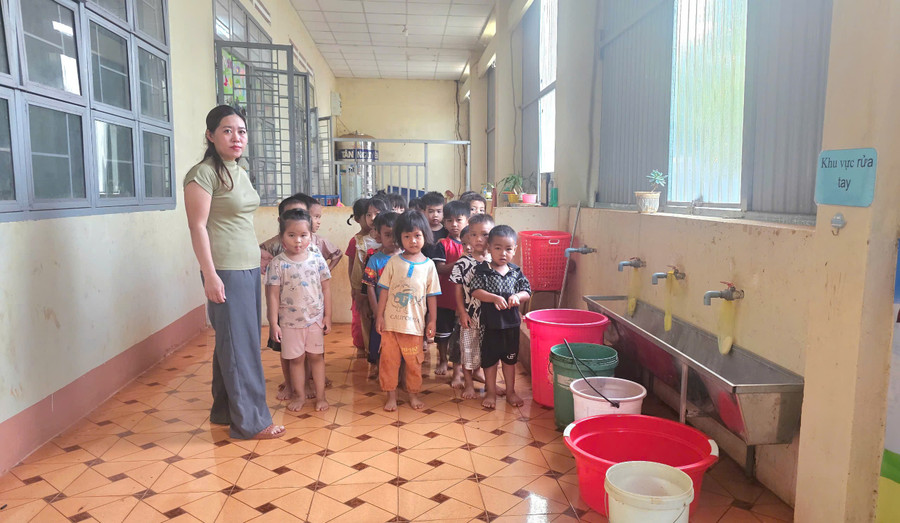 Hiện nay, cô và trò Trường Mẫu giáo 29 khổ sở vì thiếu nước sinh hoạt. Ảnh: R.H hien-nay-co-va-tro-truong-mau-giao-29-kho-so-vi-thieu-nuoc-sinh-hoatanh-rh.jpg