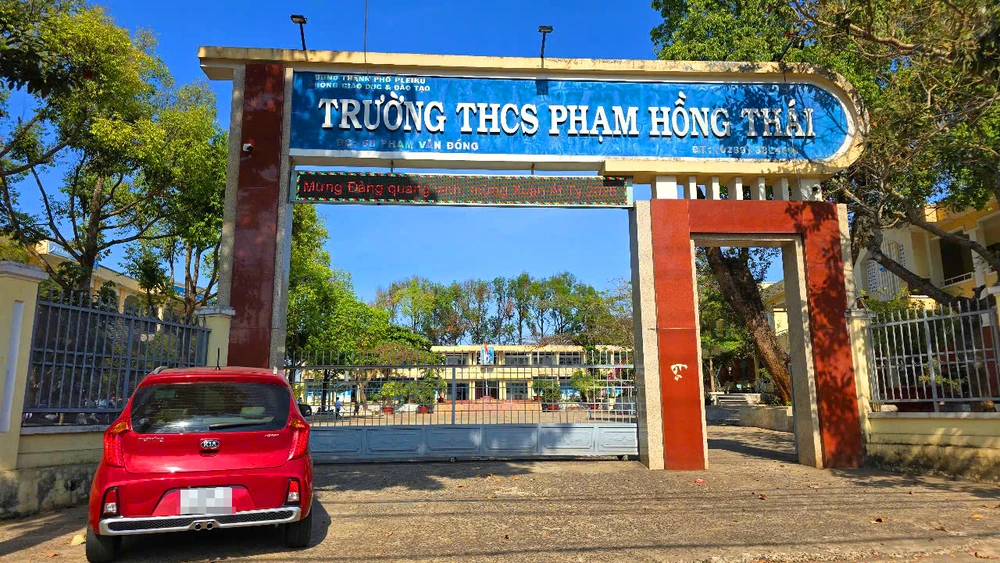Trường THCS Phạm Hồng Thái thông báo thu hồi tiền chi sai 5%. Nếu giáo viên không thực hiện đúng kế hoạch sẽ bị nhà trường xem xét đánh giá thi đua cuối năm học và khen thưởng. Ảnh: LK. Trường THCS Phạm Hồng Thái thông báo thu hồi tiền chi sai 5%. Nếu giáo viên không thực hiện đúng kế hoạch sẽ bị nhà trường xem xét đánh giá thi đua cuối năm học và khen thưởng. Ảnh: LK. 2