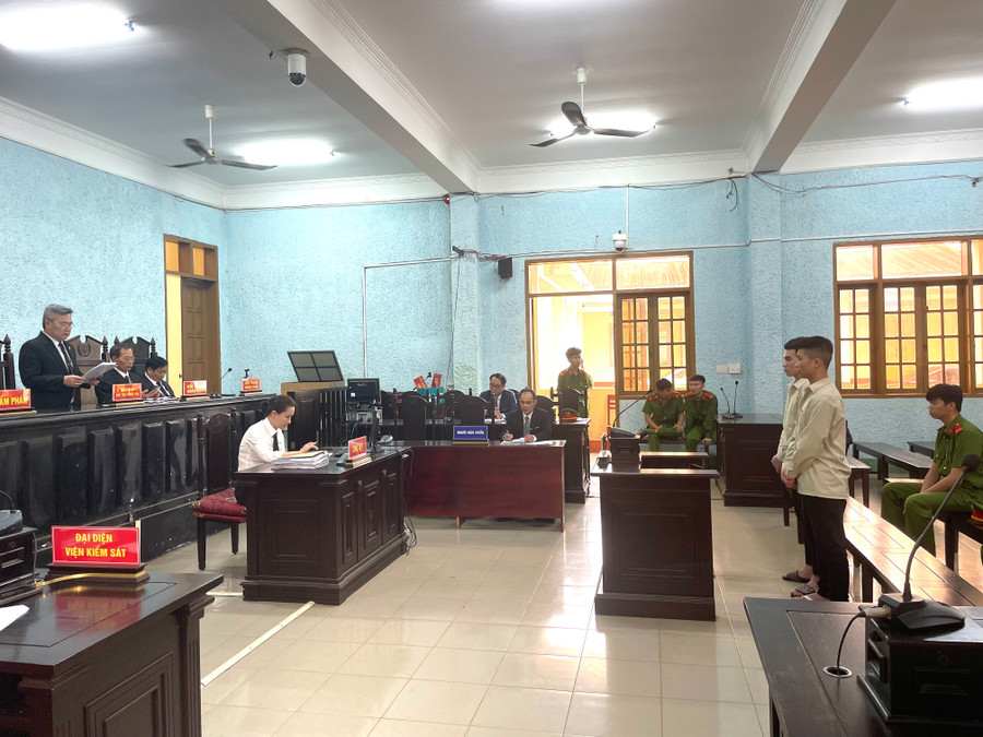 Hội đồng xét xử đã tuyên phạt 2 bị cáo phạm tội "Giết người". Ảnh: Văn Ngọc hoi-dong-xet-xu-da-tuyen-phat-2-bi-cao-pham-toi-giet-nguoi-anh-van-ngoc.jpg