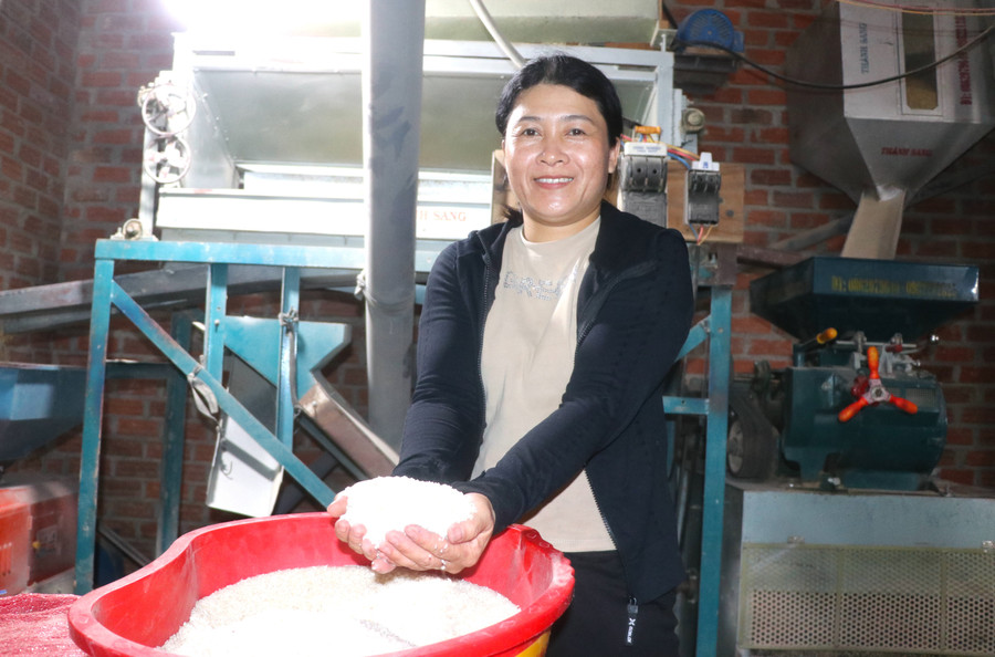 Nghề xay xát lúa gạo thuê và bán gạo thành phẩm mang lại nguồn thu nhập ổn định cho chị Nguyễn Thị Thao (thôn An Bình). Ảnh: Ngọc Minh img-5354.jpg