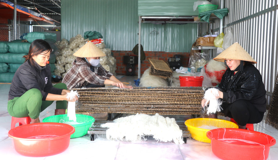 Cơ sở sản xuất bún, phở khô của gia đình anh Nguyễn Văn Diện (thôn An Bình, xã Cửu An) tạo việc làm cho lao động địa phương. Ảnh: Ngọc Minh img-5438.jpg