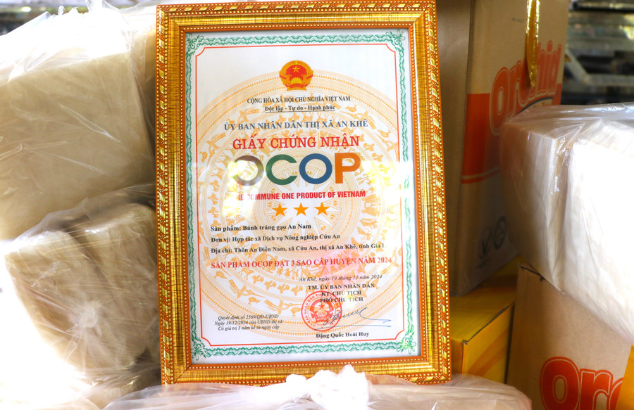 Bánh tráng gạo An Nam của Hợp tác xã Dịch vụ Nông nghiệp Cửu An (xã Cửu An) được UBND thị xã An Khê chứng nhận sản phẩm OCOP 3 sao cấp huyện năm 2024. Ảnh: Ngọc Minh img-5455-9012.jpg