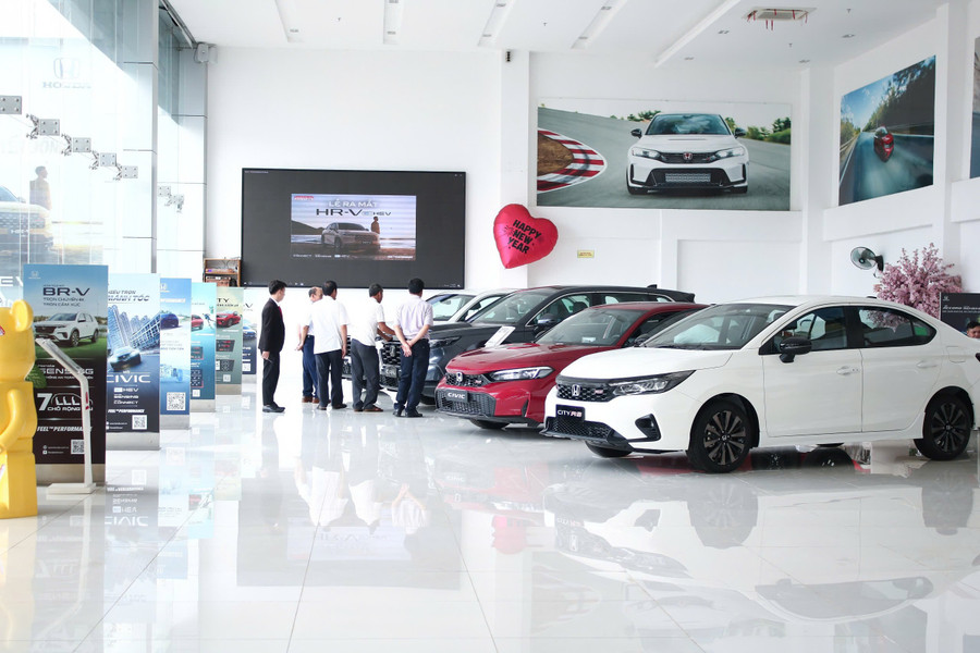 Khách hàng tham quan, tìm hiểu các dòng xe tại một showroom. Ảnh: ĐVCC khach-hang-tham-quan-tim-hieu-ve-cac-dong-xe-minh-quan-tam-tai-showroom.jpg