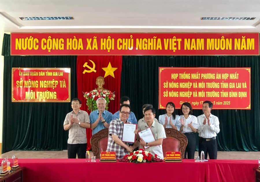 Lãnh đạo 2 Sở Nông nghiệp và Môi trường Gia Lai và Sở Nông nghiệp và Môi trường Bình Định ký kết sau cuộc họp. Ảnh: Lê Nam ky.jpg