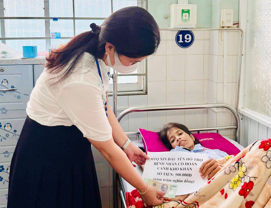 Ngoài hỗ trợ BHYT, Tổ Công tác xã hội (Bệnh viện Đa khoa tỉnh) còn kết nối, vận động và tổ chức thăm hỏi, tặng quà bệnh nhân mắc bệnh hiểm nghèo có hoàn cảnh khó khăn. Ảnh: Như Nguyện ngoai-ho-tro-bhyt-to-cong-tac-xa-hoi-benh-vien-da-khoa-tinh-con-ket-noi-van-dong-va-to-chuc-tham-hoi-tang-qua-benh-nhan-mac-benh-hiem-ngheo-co-hoan-canh-kho-khan-anh-nhu-nguyen.jpg