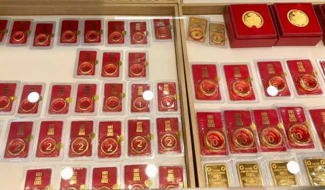 Từ giá vàng miếng SJC đến vàng nhẫn đều niêm yết chênh nhau giữa các doanh nghiệp kinh doanh vàng. Từ giá vàng miếng SJC đến vàng nhẫn đều niêm yết chênh nhau giữa các doanh nghiệp kinh doanh vàng.