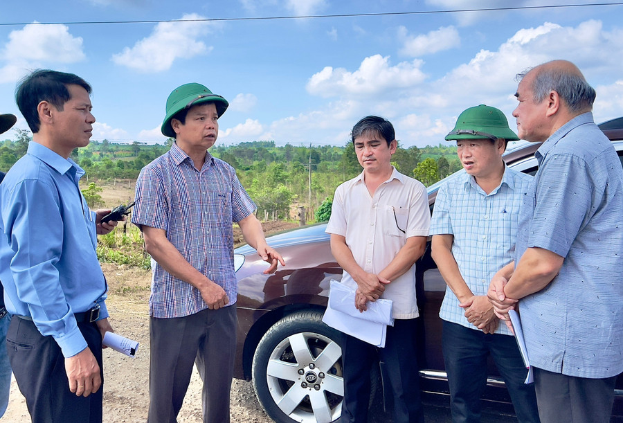 Phó Chủ tịch UBND tỉnh Gia Lai Nguyễn Hữu Quế (thứ 2 từ trái sang) yêu cầu chủ đầu tư tập trung khó khăn, vướng mắc đẩy nhanh tiến độ thi công gói thầu đường liên huyện Mang Yang-Ia Pa. Ảnh: Minh Phương nhq-1.jpg