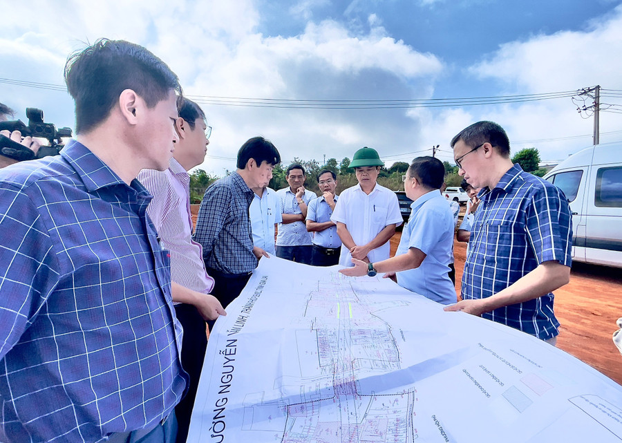 Phó Chủ tịch UBND tỉnh Nguyễn Hữu Quế (thứ 3 từ phải sang) thực tế kiểm tra tiến độ thi công dự án đường Nguyễn Văn Linh. Ảnh: Minh Phương nhq-2.jpg