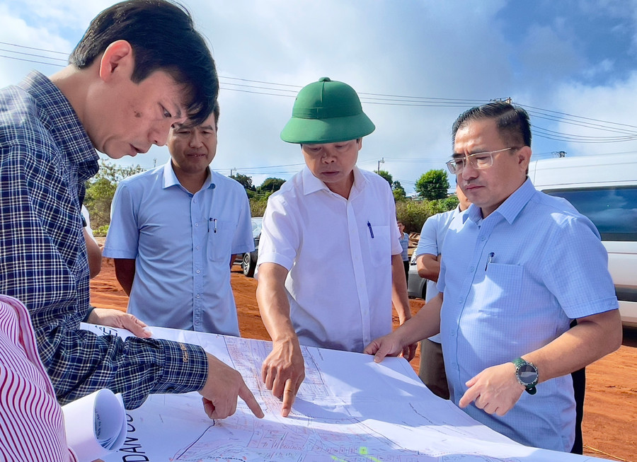 Phó Chủ tịch UBND tỉnh Nguyễn Hữu Quế (thứ 2 từ phải sang) yêu cầu các sở, ngành phối hợp hỗ trợ TP. Pleiku đến ngày 30-6-2025 phải hoàn thành công tác đền bù, giải phóng mặt bằng thông tuyến đường Nguyễn Văn Linh. Ảnh: Minh Phương nhq3.jpg