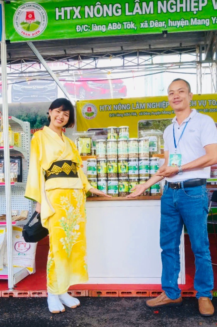 Ông Lê Sỹ Diện-Giám đốc Hợp tác xã Nông lâm nghiệp và Dịch vụ Toàn Diện thường xuyên đưa các sản phẩm của HTX tham gia các sự kiện kết nối cung cầu để tìm kiếm đầu ra về sản phẩm. Ảnh do nhân vật cung cấp ong-le-sy-dien-giam-doc-hop-tac-xa-nong-lam-nghiep-va-dich-vu-toan-dien-thuong-xuyen-dua-cac-san-pham-cua-htx-tham-gia-cac-su-kien-ket-noi-cung-cau-de-tim-kiem-dau-ra-ve-san-pham-anh-do-nhan-vat-cung-cap.jpg