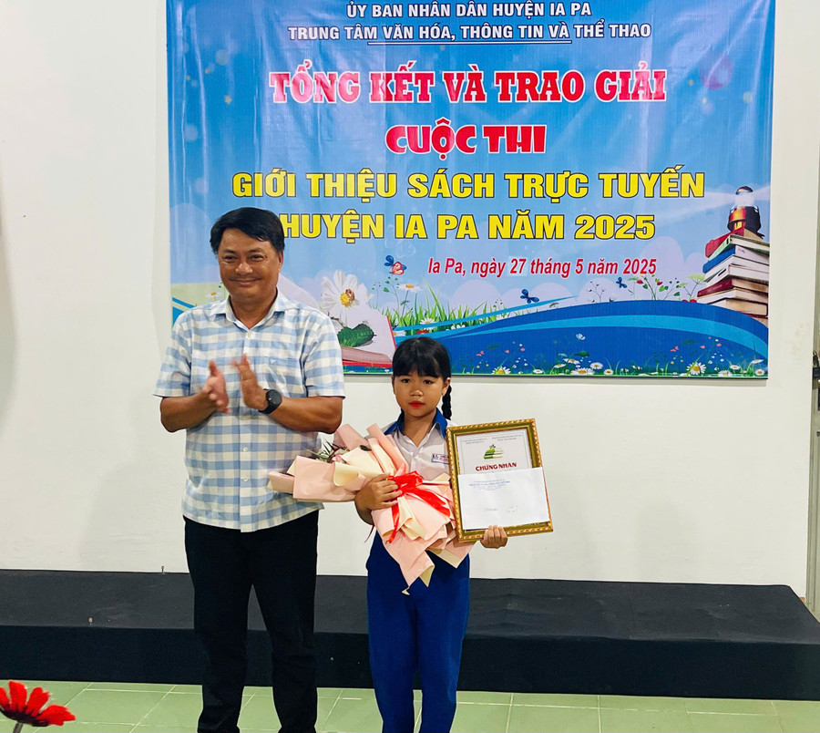 Ông Nguyễn Thái Sơn-Giám đốc Trung tâm Văn hóa-Thông tin và Thể thao huyện Ia Pa trao giải nhất cho em Nahria Rose An Nhiên (lớp 2B, Trường Tiểu học Võ Thị Sáu). Ảnh: Vũ Chi ong-nguyen-thai-son-giam-doc-trung-tam-van-hoa-thong-tin-va-the-thao-huyen-trao-giai-nhat-cho-em-nahria-rose-an-nhien-lop-2b-truong-tieu-hoc-vo-thi-sau-anh-vu-chi.jpg