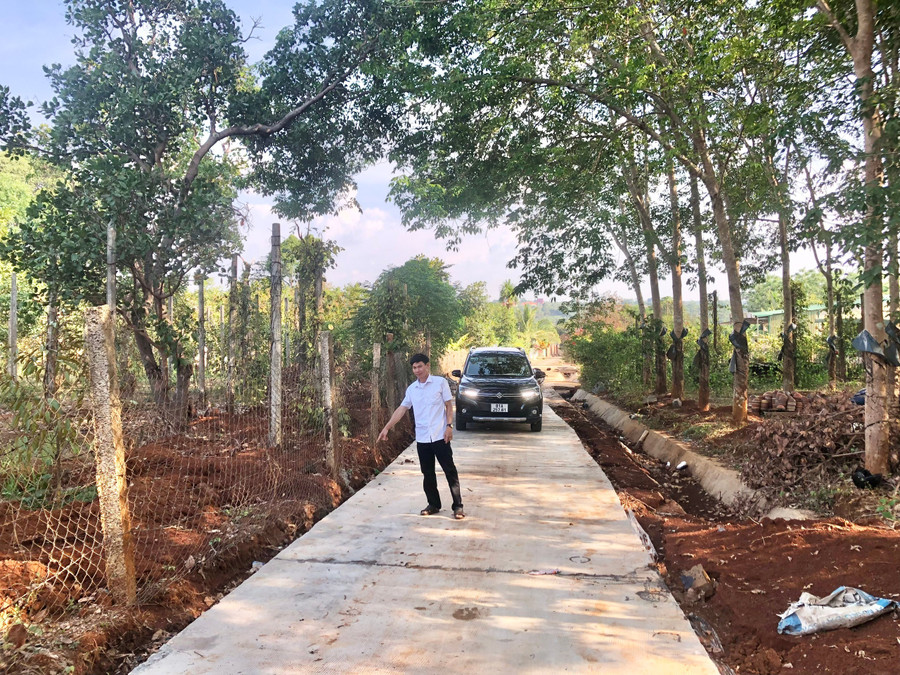 Ông Trần Trọng Bằng-Trưởng thôn Ia Tang chỉ con đường bê tông vừa được hoàn thành giúp người dân trong thôn đi lại thuận lợi hơn. Ảnh: Lê Nam ong-tran-trong-bang-truong-thon-ia-tang-chi-con-duong-be-tong-vua-duoc-hoan-thanh-giup-nguoi-dan-trong-thon-di-lai-thuan-loi-hon.jpg