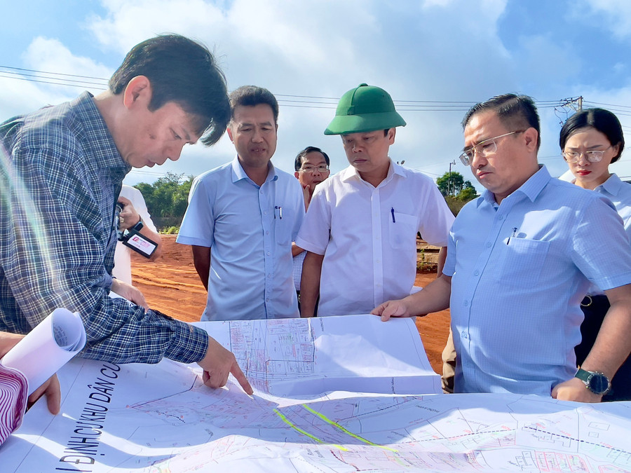 Phó Chủ tịch UBND tỉnh Nguyễn Hữu Quế kiểm tra tiến độ thi công thực hiện dự án đường Nguyễn Văn Linh. Ảnh: Minh Phương Phó Chủ tịch UBND tỉnh Nguyễn Hữu Quế kiểm tra tiến độ thi công thực hiện dự án đường Nguyễn Văn Linh. Ảnh: Minh Phương 1