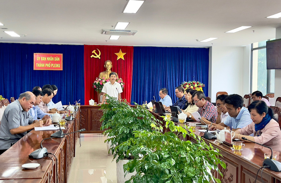 Phó Chủ tịch UBND tỉnh Nguyễn Hữu Quế làm việc với lãnh đạo các sở, ngành của tỉnh và UBND TP. Pleiku về tiến độ thi công dự án đường Nguyễn Văn Linh. Ảnh: Minh Phương Phó Chủ tịch UBND tỉnh Nguyễn Hữu Quế làm việc với lãnh đạo các sở, ngành của tỉnh và UBND TP. Pleiku về tiến độ thi công dự án đường Nguyễn Văn Linh. Ảnh: Minh Phương 3