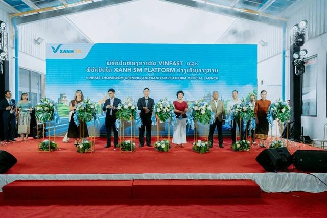 Ông Nguyễn Văn Duy, Bí thư thứ nhất, Đại sứ quán Việt Nam tại Lào (thứ 3 từ trái sang) cùng đại diện GSM và các vị đại biểu cắt băng khai trương cửa hàng VinFast đầu tiên tại Lào Ông Nguyễn Văn Duy, Bí thư thứ nhất, Đại sứ quán Việt Nam tại Lào (thứ 3 từ trái sang) cùng đại diện GSM và các vị đại biểu cắt băng khai trương cửa hàng VinFast đầu tiên tại Lào