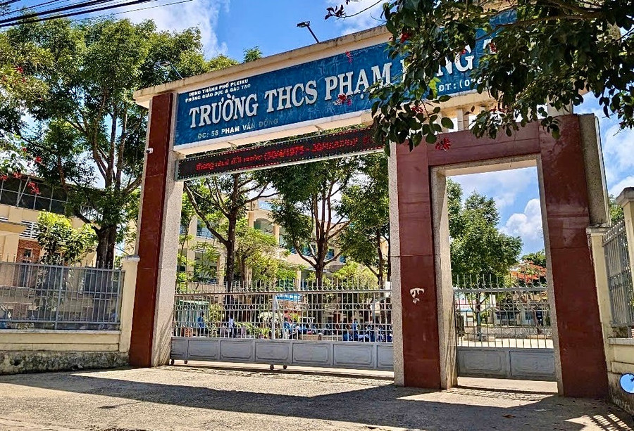 Ban Giám hiệu Trường THCS Phạm Hồng Thái (TP. Pleiku) thông báo yêu cầu các giáo viên nộp lại số tiền chi sai chế độ phụ cấp ưu đãi. Ảnh: Minh Phương Ban Giám hiệu Trường THCS Phạm Hồng Thái (TP. Pleiku) thông báo yêu cầu các giáo viên nộp lại số tiền chi sai chế độ phụ cấp ưu đãi. Ảnh: Minh Phương 1