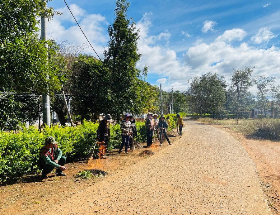 Người dân làng Đăk Hlá-Tơ Drăh tham gia dọn dẹp vệ sinh tại các tuyến đường và khu vực công cộng. Ảnh: Hồng Thương sau-buoi-phat-dong-nguoi-dan-trong-lang-da-ra-quan-don-dep-ve-sinh-khu-vuc-cong-cong-cua-lang.jpg