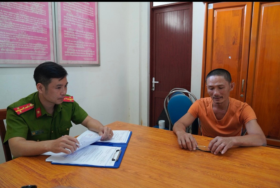 Tài xế Nguyễn Quang Trung (phải) đã bị bắt tạm giam. Ảnh: Lê Ánh tai-xe-nguyen-quang-trung-phai-da-bi-bat-tam-giam-anh-le-anh.jpg
