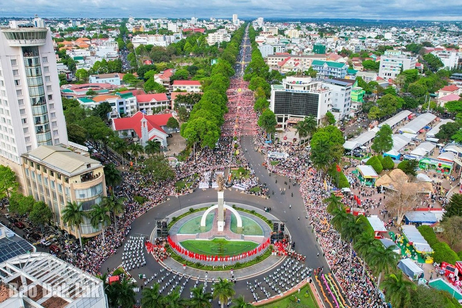 Đông đảo người dân và du khách tham gia Lễ hội đường phố trong khuôn khổ Lễ hội Cà phê Buôn Ma Thuột lần thứ 9 năm 2025. Ảnh: Hoàng Gia tn.jpg