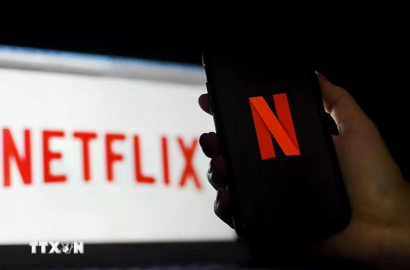 Biểu tượng Netflix trên màn hình điện thoại tại Arlington, Virginia, Mỹ. (Ảnh: AFP/TTXVN) Biểu tượng Netflix trên màn hình điện thoại tại Arlington, Virginia, Mỹ. (Ảnh: AFP/TTXVN)