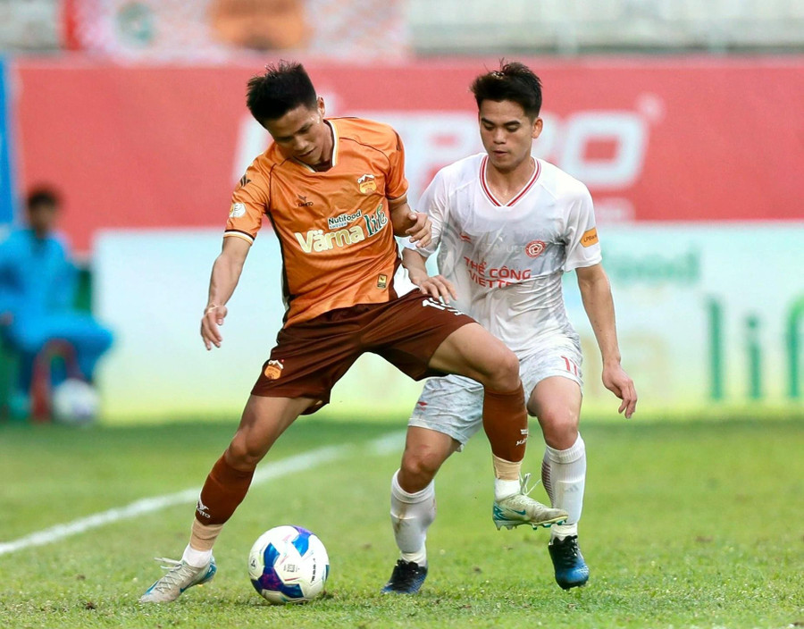 Khuất Văn Khang tranh bóng cùng Bảo Toàn trên sân Pleiku Arena Khuất Văn Khang tranh bóng cùng Bảo Toàn trên sân Pleiku Arena