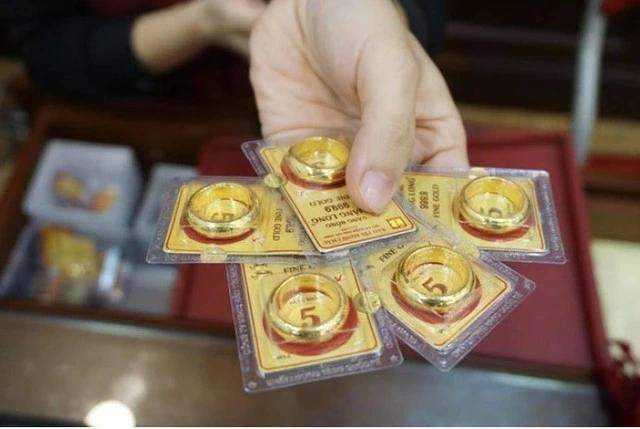 Giá vàng tăng cao nhưng người mua từ đầu tuần vẫn bị lỗ. Giá vàng tăng cao nhưng người mua từ đầu tuần vẫn bị lỗ.
