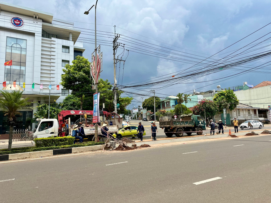 Việc tháo dải phân cách đoạn từ đường Phạm Văn Đồng rẽ lên đường Tô Vĩnh Diện giúp giảm ùn tắc giao thông tại ngã ba Hoa Lư (TP. Pleiku). Ảnh: Hà Duy viec-thao-dai-phan-cach-doan-re-len-duong-to-vinh-dien-giup-giam-un-tac-giao-thong-tai-nga-ba-hoa-lu-tp-pleiku-anh-ha-duy.jpg