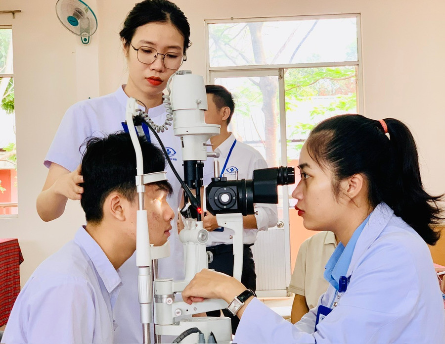 Từ ngày 15-5 đến ngày 15-7-2025, Bệnh viện Mắt Quốc tế Sài Gòn-Gia Lai tổ chức chương trình kiểm soát cận thị và nhược thị học đường miễn phí cho học sinh, sinh viên toàn tỉnh Gia Lai. Ảnh: Như Nguyện z5471808077371-420a5d5c95be9565ec09e1d199c19030.jpg