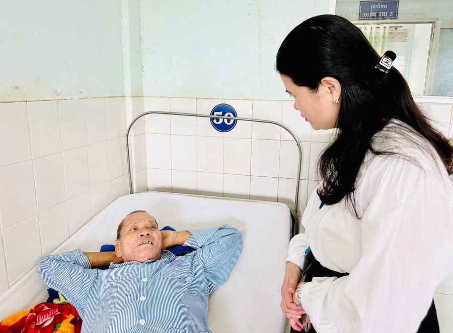 Chị Nguyễn Thị Nga-Thành viên Tổ Công tác xã hội (Bệnh viện Đa khoa tỉnh) động viên bệnh nhân Rơ Châm Ala an tâm điều trị. Ảnh: Như Nguyện z6582768681129-b340599283d9f57244336f7e2a848ef5.jpg