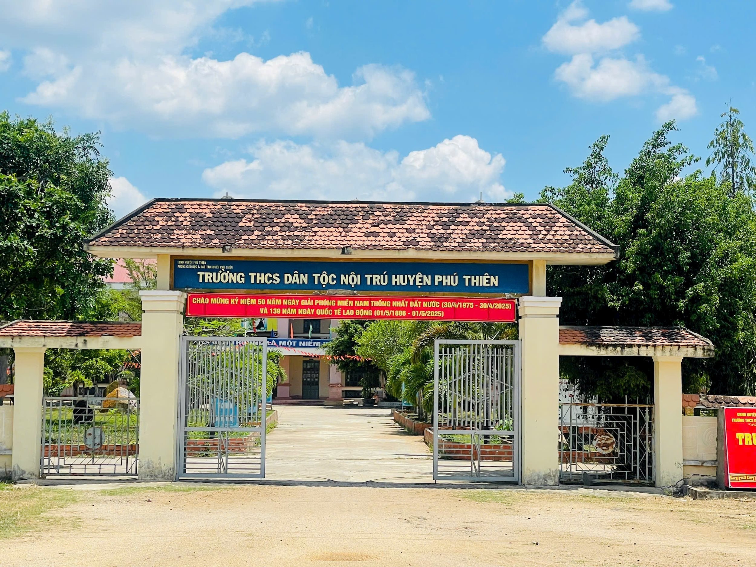 Tỉnh Gia Lai vừa có văn bản chấn chỉnh đạo đức nhà giáo liên quan đến vụ Hiệu trưởng Trường THCS Dân tộc Nội trú huyện Phú Thiện gửi ảnh phản cảm vào nhóm Zalo của trường 2