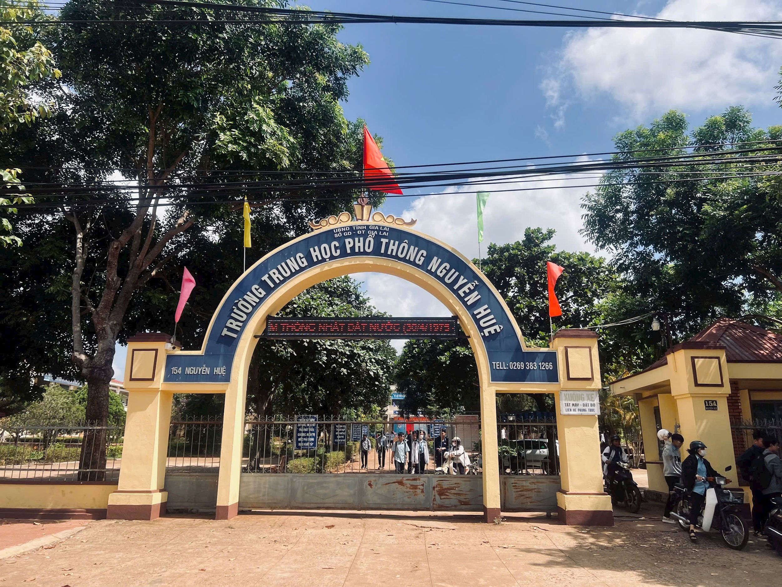 Em R’Com Sưa hiện đang là học sinh lớp 11 Trường THPT Nguyễn Huệ 3