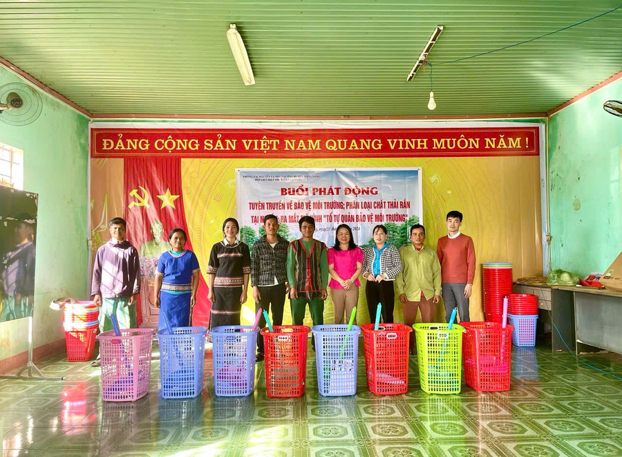 Đến nay, Phòng Nông nghiệp và Môi trường huyện Mang Yang đã thành lập được 8 Tổ tự quản bảo vệ môi trường tại các làng đồng bào dân tộc thiểu số . Ảnh: Hồng Thương z6587707283069-46969e5f6b4b252bc76be08adb2615ec.jpg