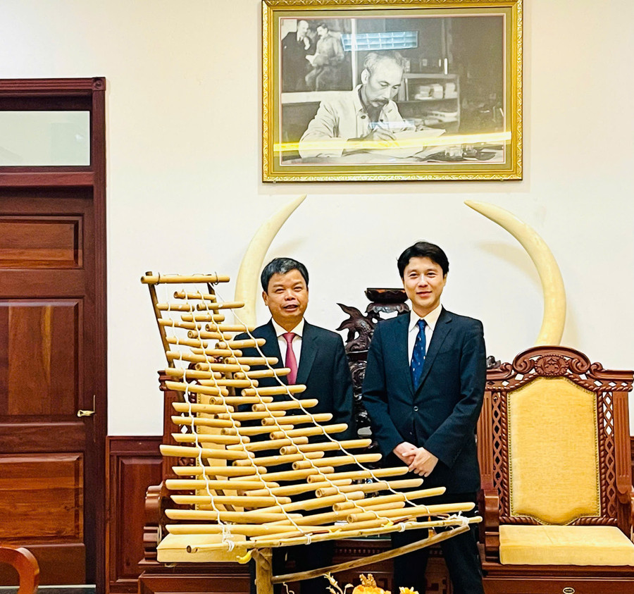Phó Chủ tịch UBND tỉnh Nguyễn Hữu Quế (bên trái) đã gửi tặng ngài SaKai Tsuneharu và đoàn công tác cây đàn T’rưng. Ảnh: A.H z6596096623237-eff5e23c75330cf884db10fc267054a0.jpg