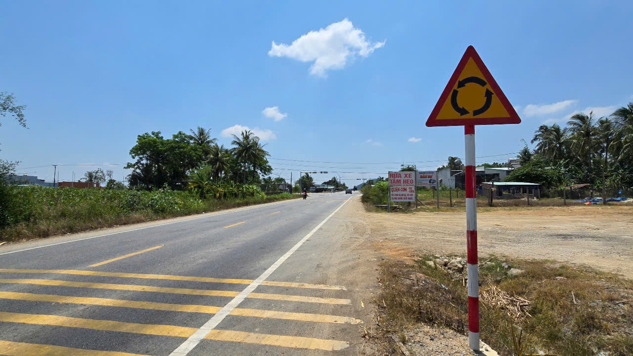 Biển báo vòng xuyến trên tuyến tránh Quốc lộ 19 nhưng thực tế lại không có vòng xuyến 4