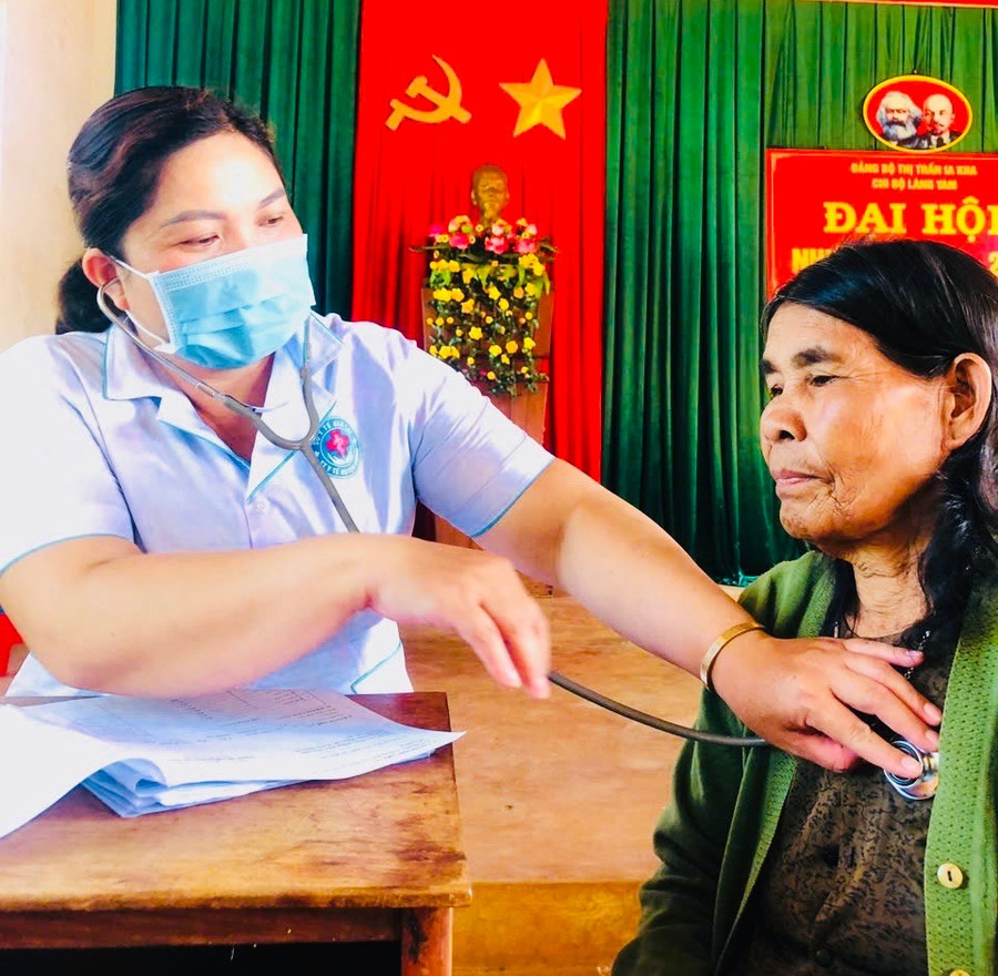 Bác sĩ Trung tâm Y tế huyện Ia Grai thăm khám sức khỏe cho người cao tuổi. Ảnh: Nguyễn Nhiễu z6614381006217-24a53190dd677b4e2c4a26577a9aad56-1.jpg