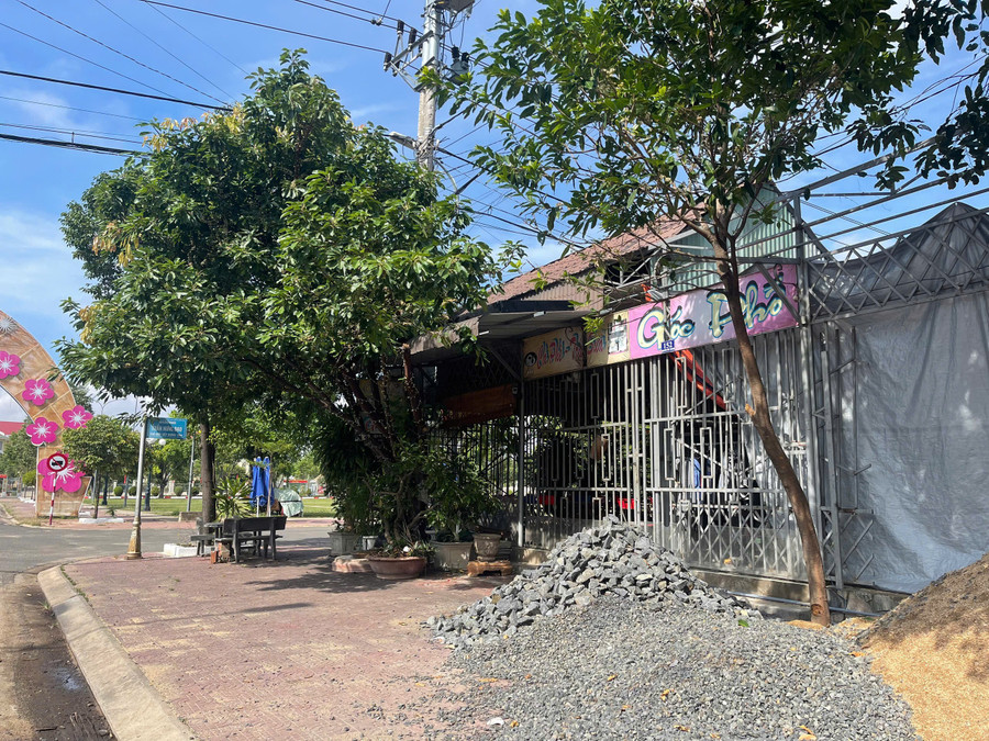 Quán cà phê Góc Phố do anh Q. (nạn nhân vụ treo cổ) làm chủ hiện đang được sửa chữa. Ảnh: Vũ Chi z6623051379832-5990a9bd3adad53b15c1f99e4030d380.jpg